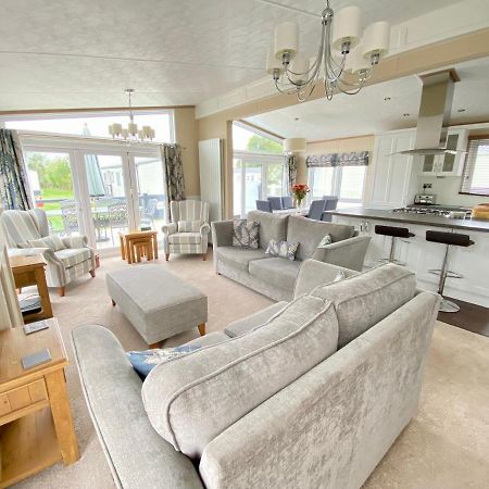 Wildflower, Premium Plus Hot Tub Lodge South Cerney Luaran gambar