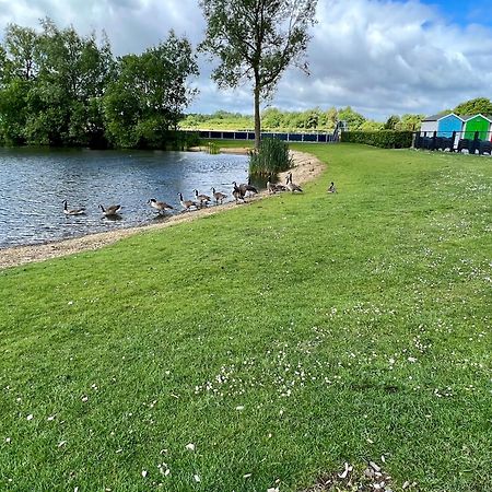 Wildflower, Premium Plus Hot Tub Lodge South Cerney Luaran gambar