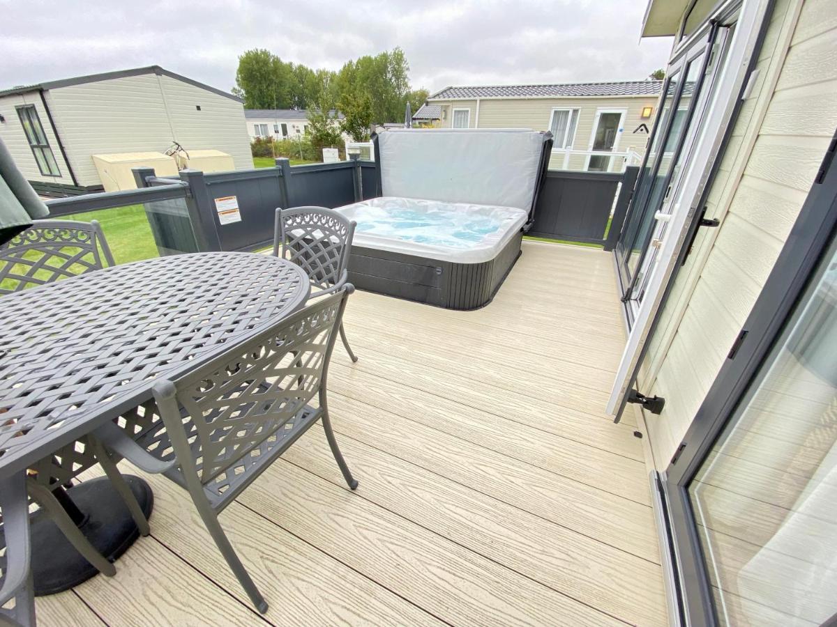 Wildflower, Premium Plus Hot Tub Lodge South Cerney Luaran gambar