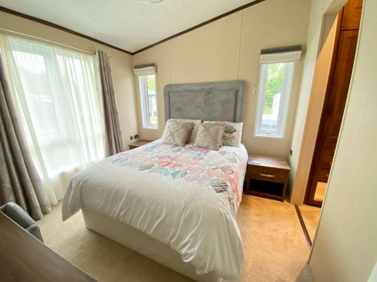 Wildflower, Premium Plus Hot Tub Lodge South Cerney Luaran gambar