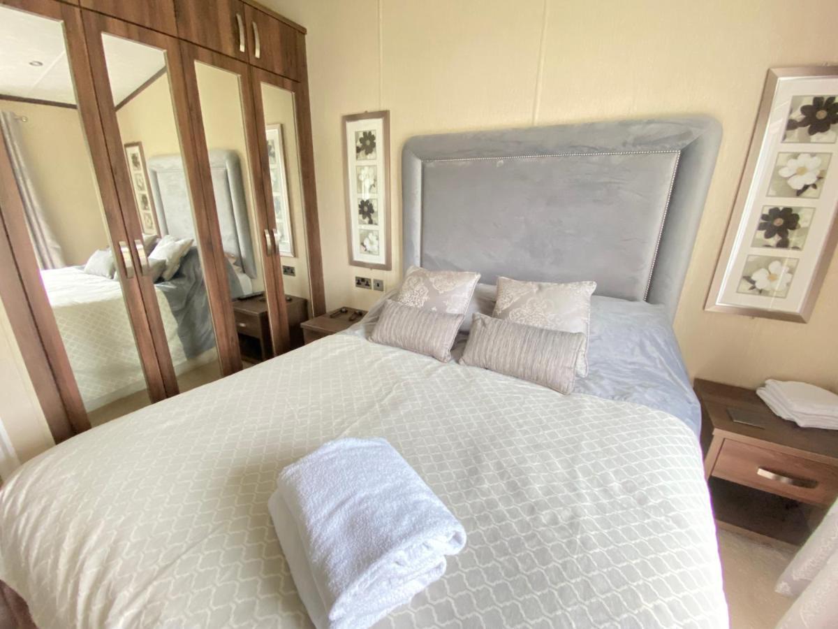 Wildflower, Premium Plus Hot Tub Lodge South Cerney Luaran gambar