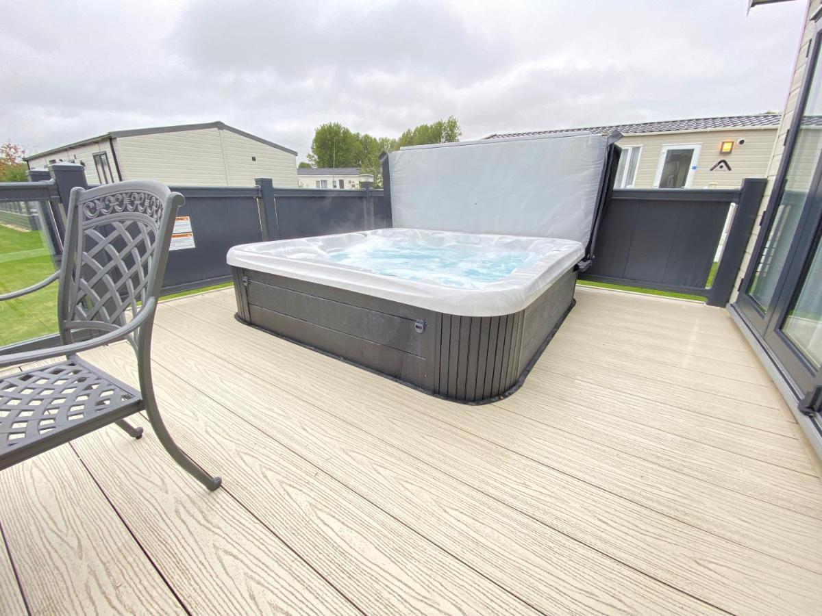 Wildflower, Premium Plus Hot Tub Lodge South Cerney Luaran gambar