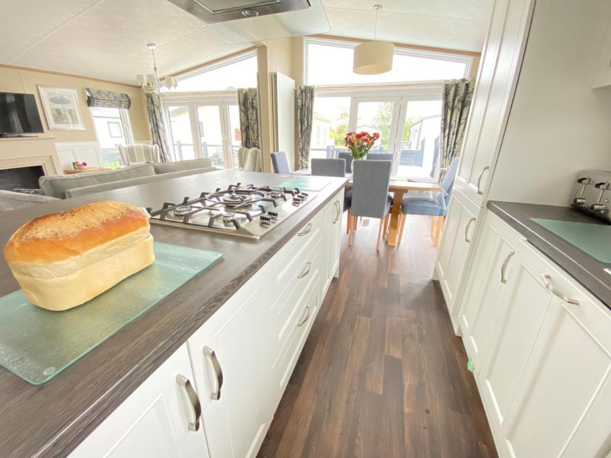 Wildflower, Premium Plus Hot Tub Lodge South Cerney Luaran gambar