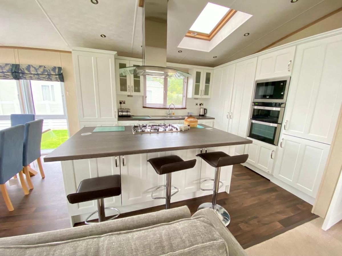 Wildflower, Premium Plus Hot Tub Lodge South Cerney Luaran gambar