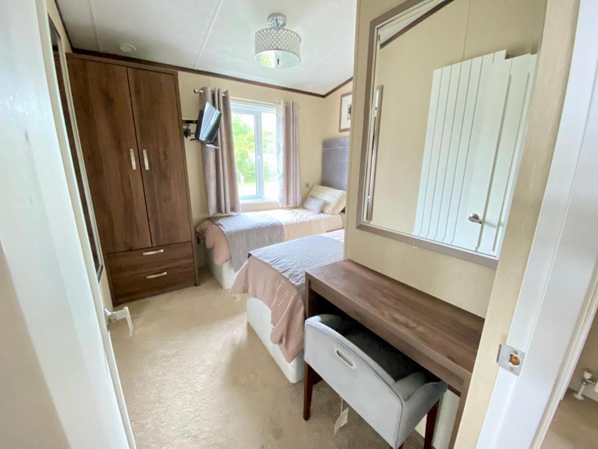 Wildflower, Premium Plus Hot Tub Lodge South Cerney Luaran gambar
