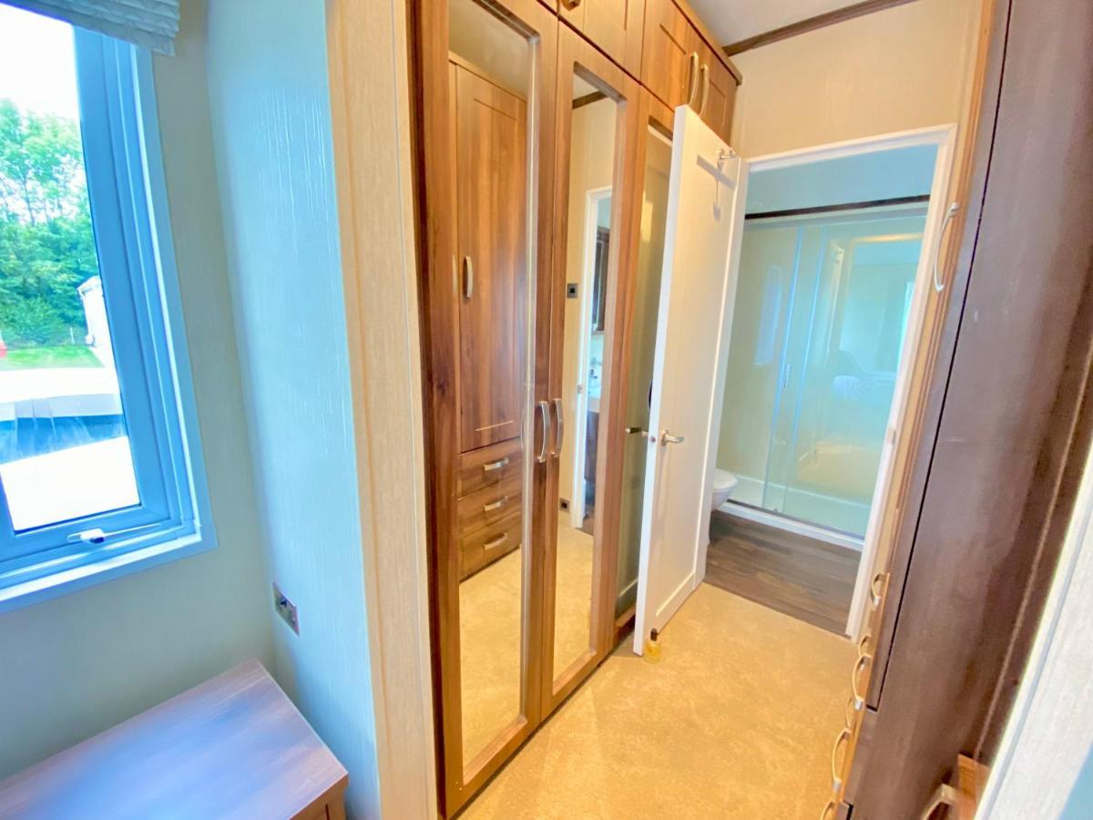Wildflower, Premium Plus Hot Tub Lodge South Cerney Luaran gambar