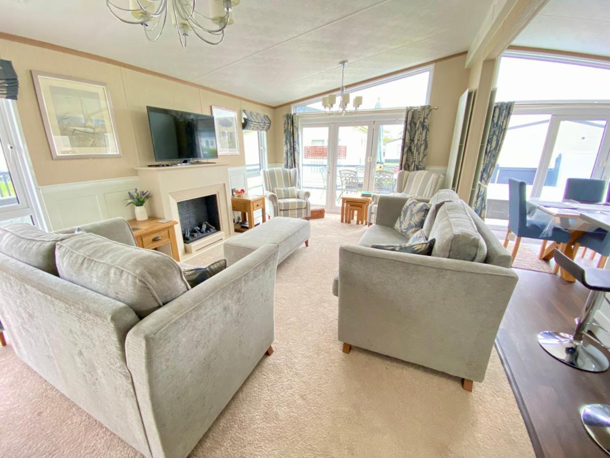 Wildflower, Premium Plus Hot Tub Lodge South Cerney Luaran gambar