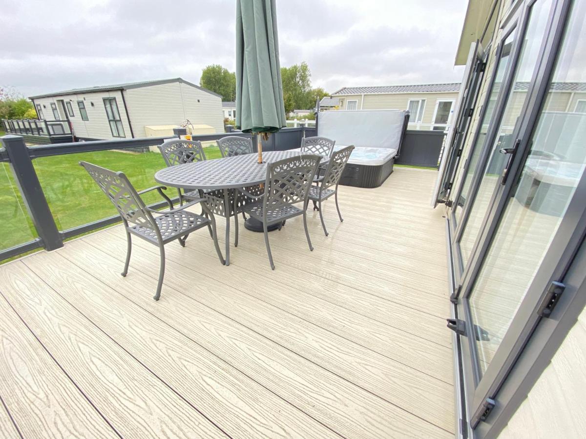 Wildflower, Premium Plus Hot Tub Lodge South Cerney Luaran gambar