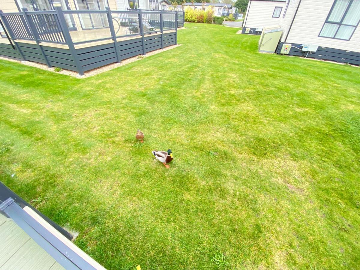 Wildflower, Premium Plus Hot Tub Lodge South Cerney Luaran gambar