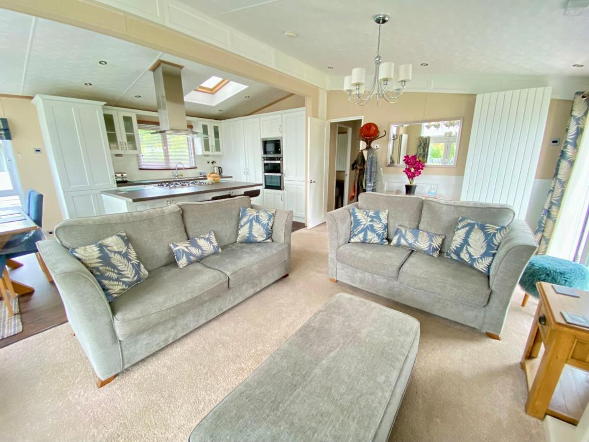 Wildflower, Premium Plus Hot Tub Lodge South Cerney Luaran gambar