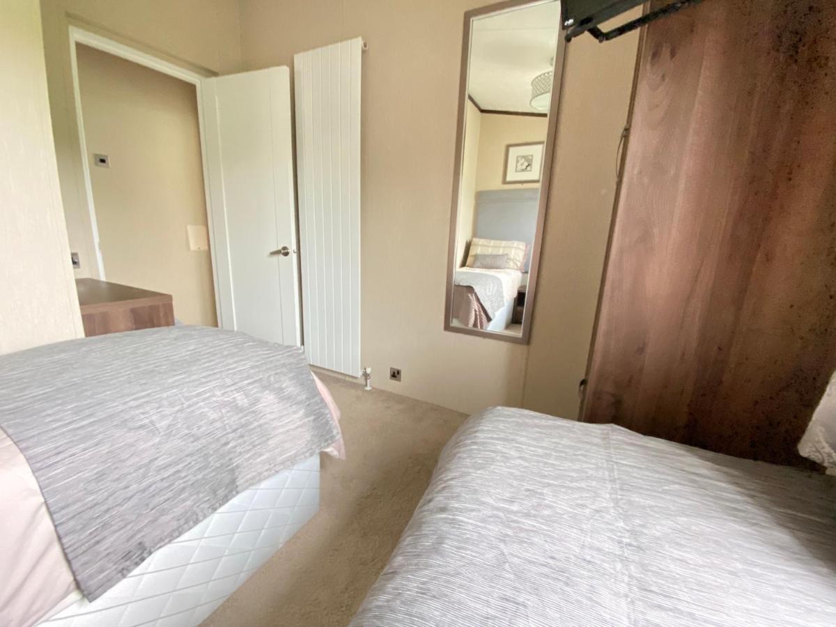 Wildflower, Premium Plus Hot Tub Lodge South Cerney Luaran gambar