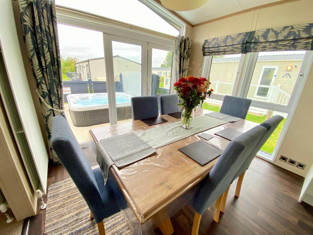 Wildflower, Premium Plus Hot Tub Lodge South Cerney Luaran gambar