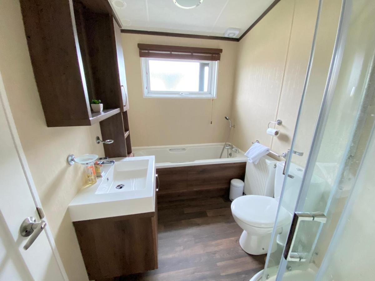 Wildflower, Premium Plus Hot Tub Lodge South Cerney Luaran gambar