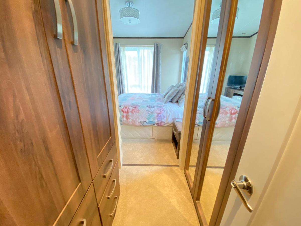 Wildflower, Premium Plus Hot Tub Lodge South Cerney Luaran gambar