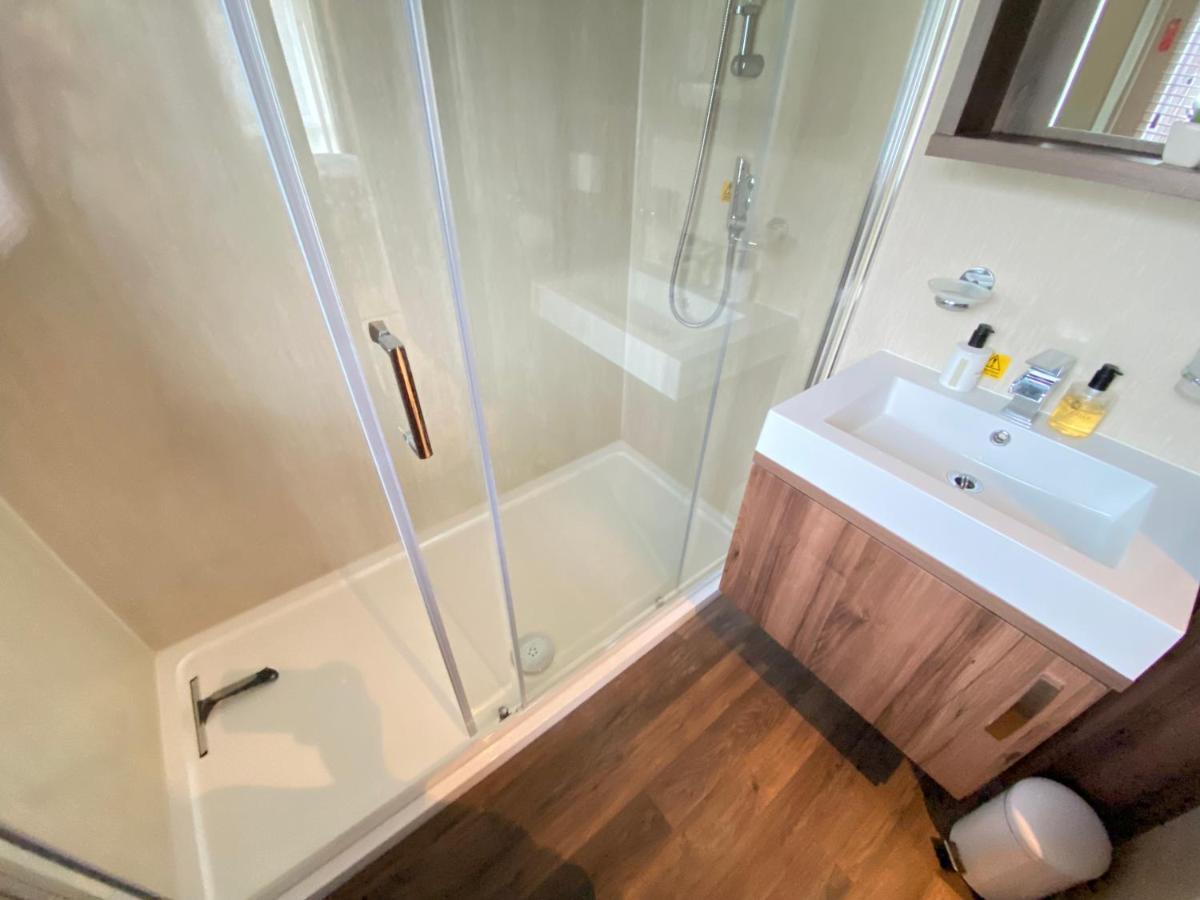 Wildflower, Premium Plus Hot Tub Lodge South Cerney Luaran gambar
