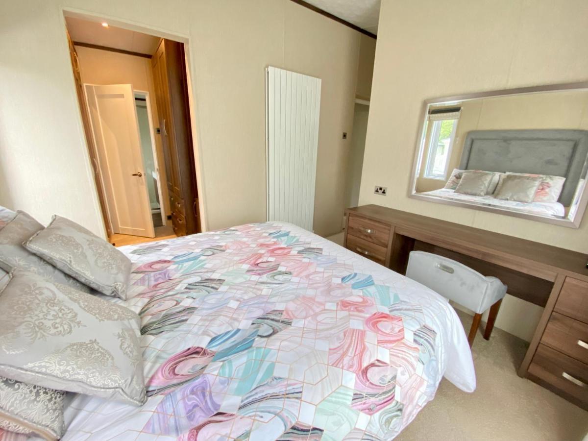 Wildflower, Premium Plus Hot Tub Lodge South Cerney Luaran gambar