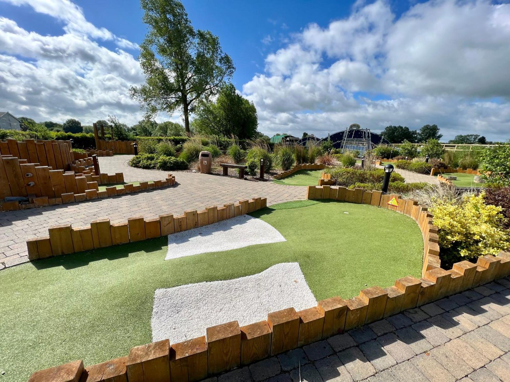 Wildflower, Premium Plus Hot Tub Lodge South Cerney Luaran gambar