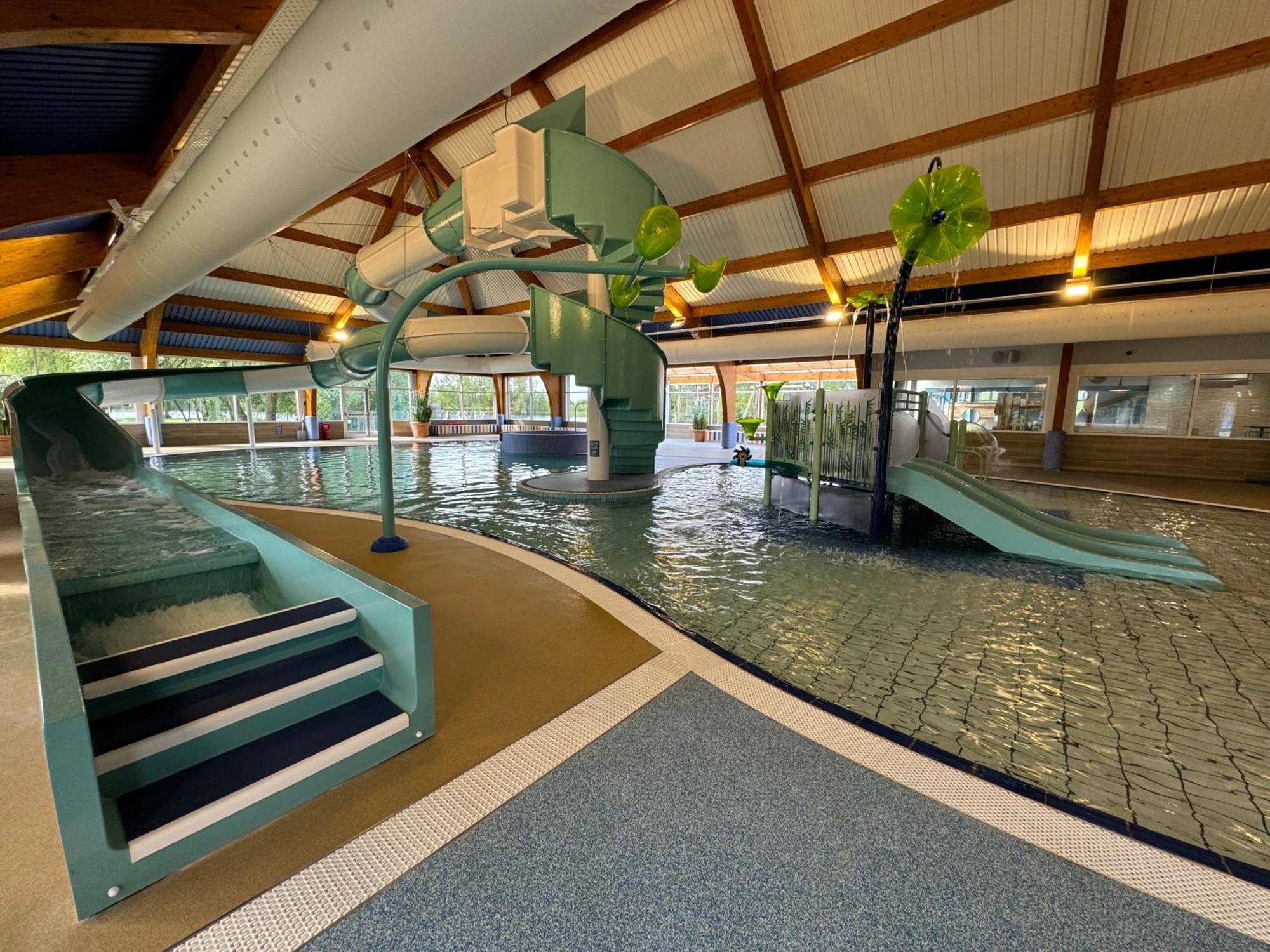 Wildflower, Premium Plus Hot Tub Lodge South Cerney Luaran gambar